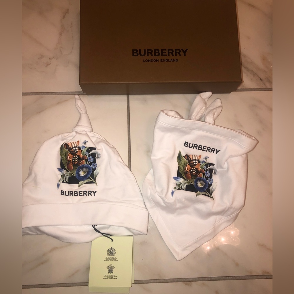 NEW BABY BURBERRY HAT AND BIB SET